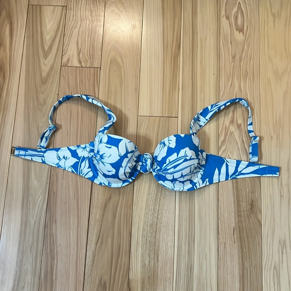 Shade & Shore floral print Blue and White Bikini Top new without tag